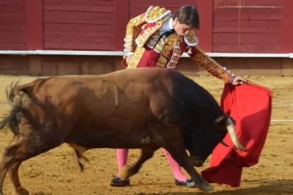 Arturo Gilio toreando al natural, ayer en Valencia de Don Juan. MEDINA