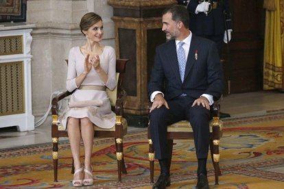 El rey Felipe VI y la reina Letizia, durante la ceremonia de imposición de condecoraciones de la Orden del Mérito Civil del 2015.