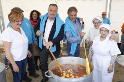 Eduardo Morán y Santiago Jorge dan el último toque al potaje de la comida popular. ALBA VEGAS