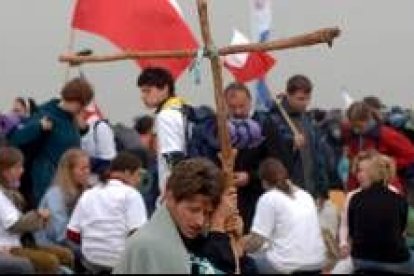 Un joven sostiene una cruz, ayer en la explanada Marienfield