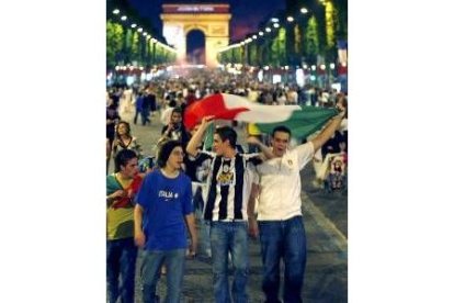 El presidente galo, Jacques Chirac, no quiso perderse la final ante Italia