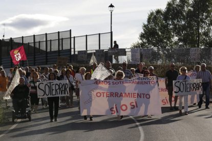 La corporación de Valverde, con su alcalde al frente, respaldó ayer la protesta. FERNANDO OTERO