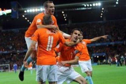 Los holandeses lo celebran con su compañero Robin van Persie, que anotó el segundo gol ante Francia