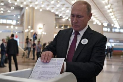 Vladimir Putin votando el domingo.