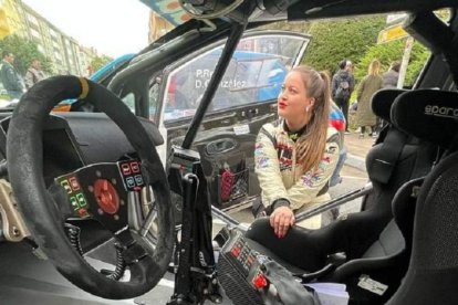 La copiloto gallega Bárbara Gómez Oubel, antes de iniciar un rallye. FACEBOOK B. GÓMEZ