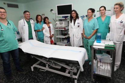 Los doctores Pérez Galindo, Rubén Díez Rodríguez, Rocío Castillo y Cristina Pisabarros, junto a otros profesionales del área de Digestivo. ANA F. BARREDO