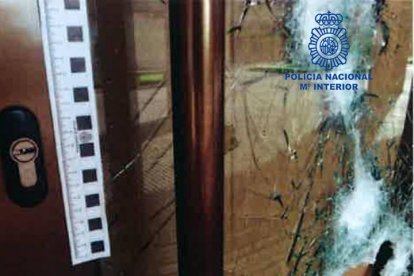 Puerta del bar fracturada por los supuestos ladrones.