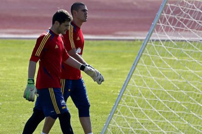 Iker Casillas, en primer término, dejará su sitio en la portería a Valdés ante Chile.