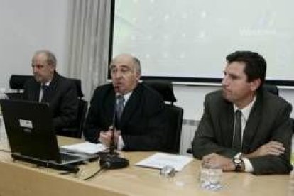 Juan Ibáñez, Manuel Lamelas y Enrique Maciñeira, durante la presentación anoche de la oferta