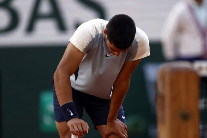 Carlos Alcaraz se lamenta tras perder el cuarto set y con ello el partido frente a Zverev. VALAT