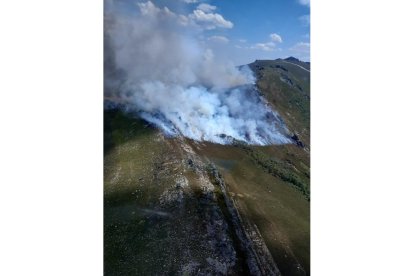 Humo en el campo de tiro del Teleno por el incendio que permaneció activo durante 22 días