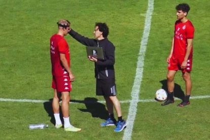 El futbolista de la Cultural Nico Obolskii durante una sesión de neurociencia que ejecuta Mikel Alonso. DL