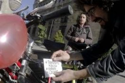 Los participantes en la manifestación colocaron carteles reivindicativos en las bicicletas