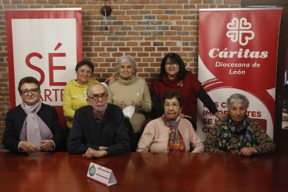 Beatriz Gallego, en el centro, con personal de Cáritas. F. OTERO