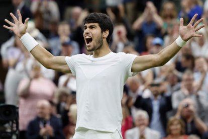 Carlos Alcaraz se mete en la final de Wimbledon después de ofrecer una exhibición. TOLGA AKMEN