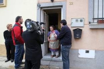 La madre de la víctima atiende a la prensa tras la agresión el miércoles