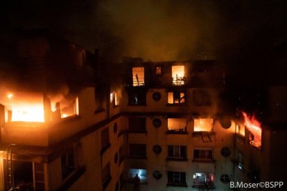 Las llamas han devastado el edificio residencial, ubicado junto al bosque de Bolonia.