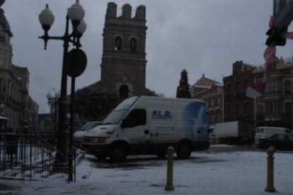 La plaza Mayor de La Bañeza presentaba ayer una estampa inusual, cubierta con un fino manto de nieve