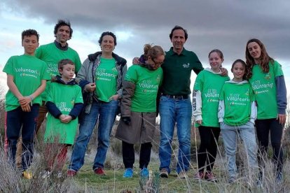 Gregorio Grande Martínez, con polo verde oscuro, junto a familiares y amigos colaboradores. DL