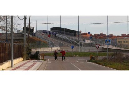 Dos vecinos de San Andrés pasean tranquilamente por una infraestructura construida hace dos años para dar salida a 12.000 vehículos cada día. FERNANDO OTERO