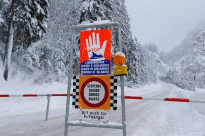 Una señal de advertencia de peligro de avalancha en una carretera cerrada después de fuertes nevadas cerca de Obertauern, Austria.