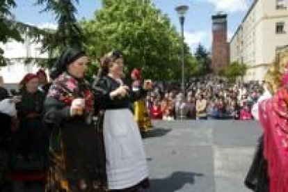 Los bailes regionales amenizaron la jornada de ayer, festiva en el barrio de El Ejido