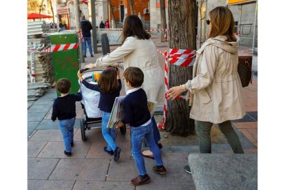 Dos madres de paseo con sus hijos. PACO CAMPOS