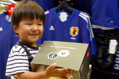 Un niño en una tienda de Tokio.