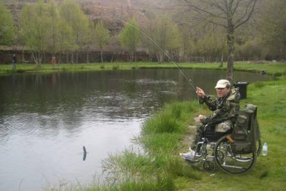 Un discapacitado pescando gracias a Cuatro Valles.