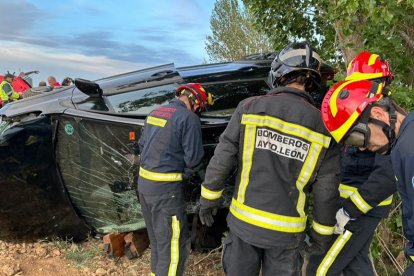 Los bomberos, este martes, en el lugar del suceso. DL