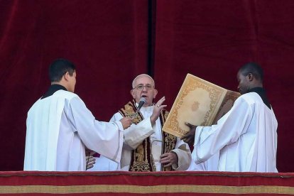 El papa durante la tradicional bendición Urbi et Orbi desde la basílica de San Pedro.