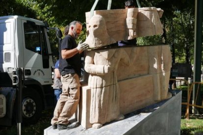 Últimos retoques para colocar la nueva escultura, en San Francisco. JAVIER FERNÁNDEZ ZARDÓN