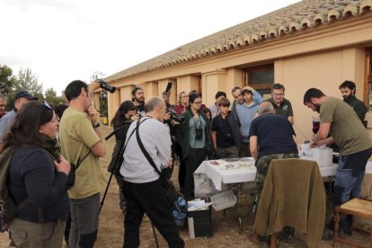 Voluntarios de SEO/BirdLife participando en el encuentro en el Parque de Cabañero. BELDAD/EFE