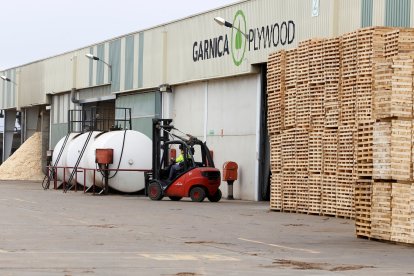 Instalaciones de la empresa de madera Garnica Plywood en Valencia de don Juan. CARLOS S. CAMPILLO