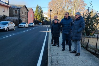 El delegado territorial de la Junta en León, Eduardo Diego, ha visitado este lunes las obras junto con el jefe del Servicio Territorial de Movilidad, Juan Francisco Escanciano, y el alcalde de la localidad berciana, Alfonso Arias. DL