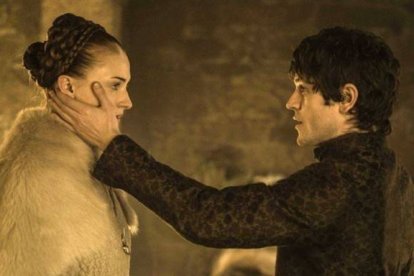 Sansa Stark (Sophie Turner) y Ramsay Bolton (Iwan Rheon).