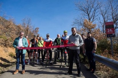 Francisco García junto a Javier Guillén tras el protocolario corte de cinta en kilómetro más duro de la ascensión a La Camperona. FERNANDO OTERO