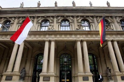 Un hombre sale del edificio de la Bolsa Euronext. FRANK MAY