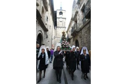 Un grupo de mujeres con mantilla blanca portó la imagen de la Morenica