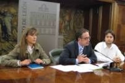 Gema Cabezas, Javier Chamorro y Abel Pardo, durante la presentación de la visita de hoy al Senado