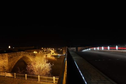 La glorieta del Cine, el puente romano de Puente Boeza, las estatuas en homenaje al músico y maestro Esteban de la Puente y al principal benefactor de la ciudad, Miguel Fustegueras Valdés; los versos en bronce de General Vives, la glorieta de la Pizarra y