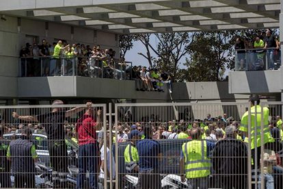 Los estibadores del Puerto de Valencia durante la asamblea informativa de ayer. BIEL ALIÑO