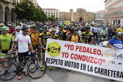 Un momento de la concentración ciclista para pedir más respeto a los conductores. RAÚL SANCHIDRIÁN