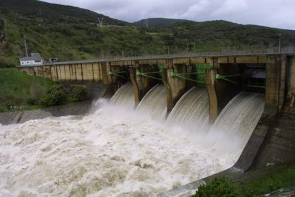 El embalse de Peñadrada, en la cuenca norte del río Sil con las compuertas abiertas