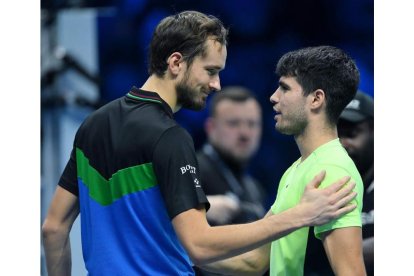 Medvedev felicita a Carlos Alcaraz, que pasa a semifinales. A. D. M.