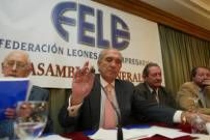 El presidente de la Fele junto al delegado de la Junta en la asamblea