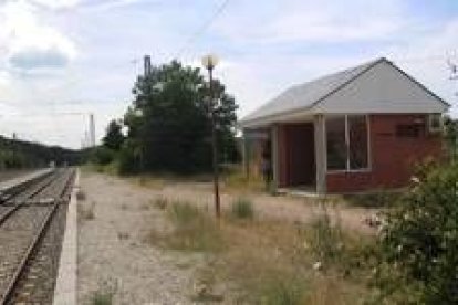 La línea ferroviaria Palencia-La Coruña, a su paso por el apedadero de La Granja de San Vicente