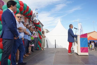 Imagen, ayer, del pregón inaugural de la Feria de Santa María del Páramo. J. NOTARIO