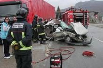 Una dotación de los bomberos del Ayuntamiento de León se desplazó hasta el lugar del accidente