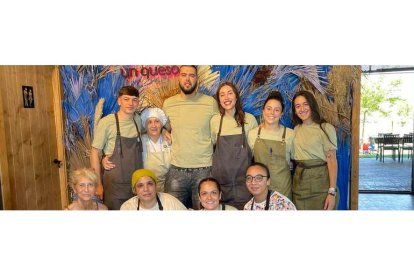 Paula y Marcos Fernández Hernández, con parte de los trabajadores del complejo turistico y agroamientario Aitalas en Sahechores de Rueda. DL